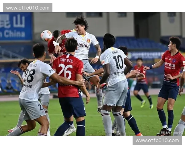 紧逼防守策略解析及实战应用全面提升球队防守效率